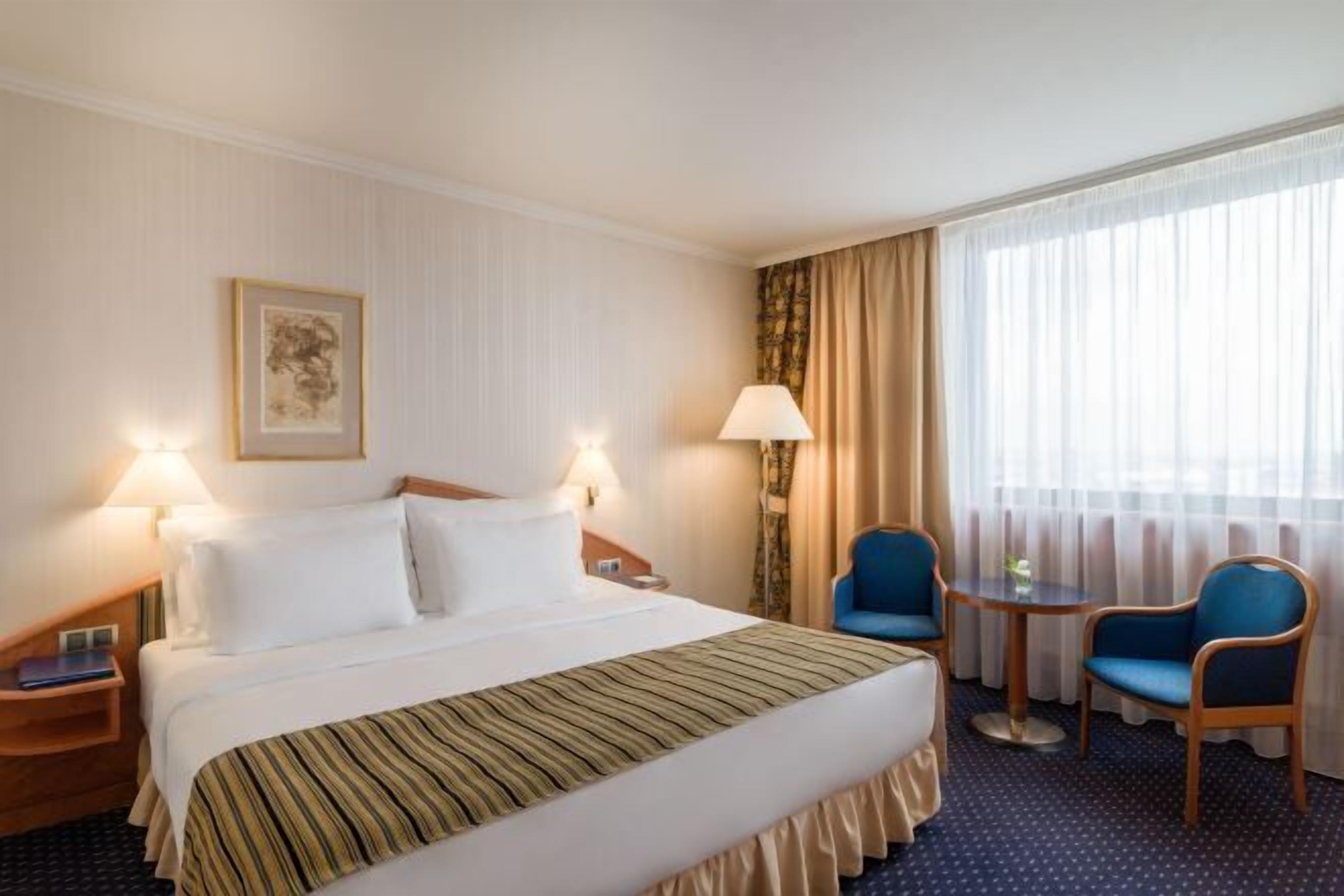 Literie hypoallergénique, coffres-forts dans les chambres, bureau