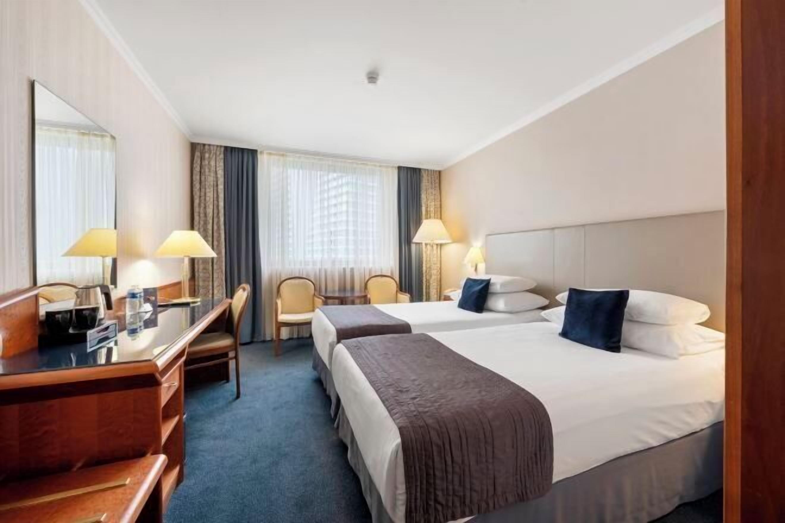 Literie hypoallergénique, coffres-forts dans les chambres, bureau