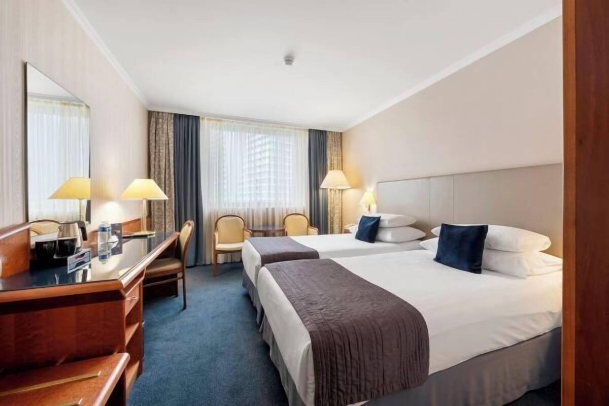 Literie hypoallergénique, coffres-forts dans les chambres, bureau