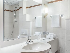 Combined shower/tub, free toiletries, hair dryer, towels - Panorama by Verdi Hotels (Prague)