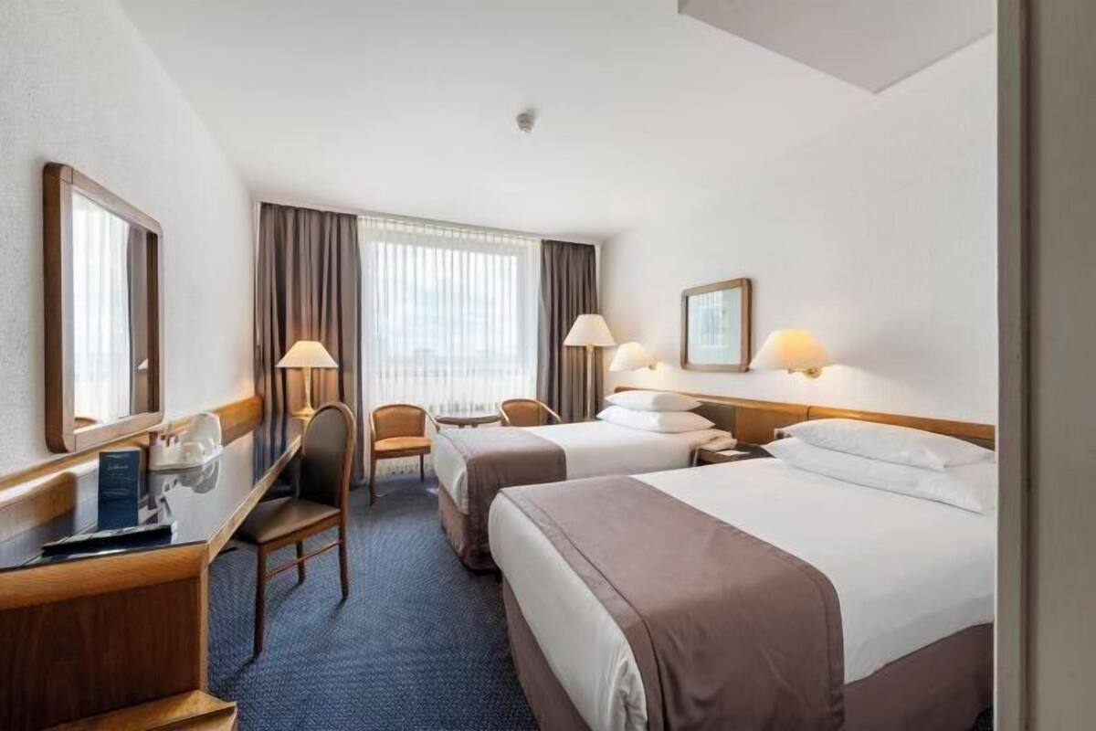 Literie hypoallergénique, coffres-forts dans les chambres, bureau