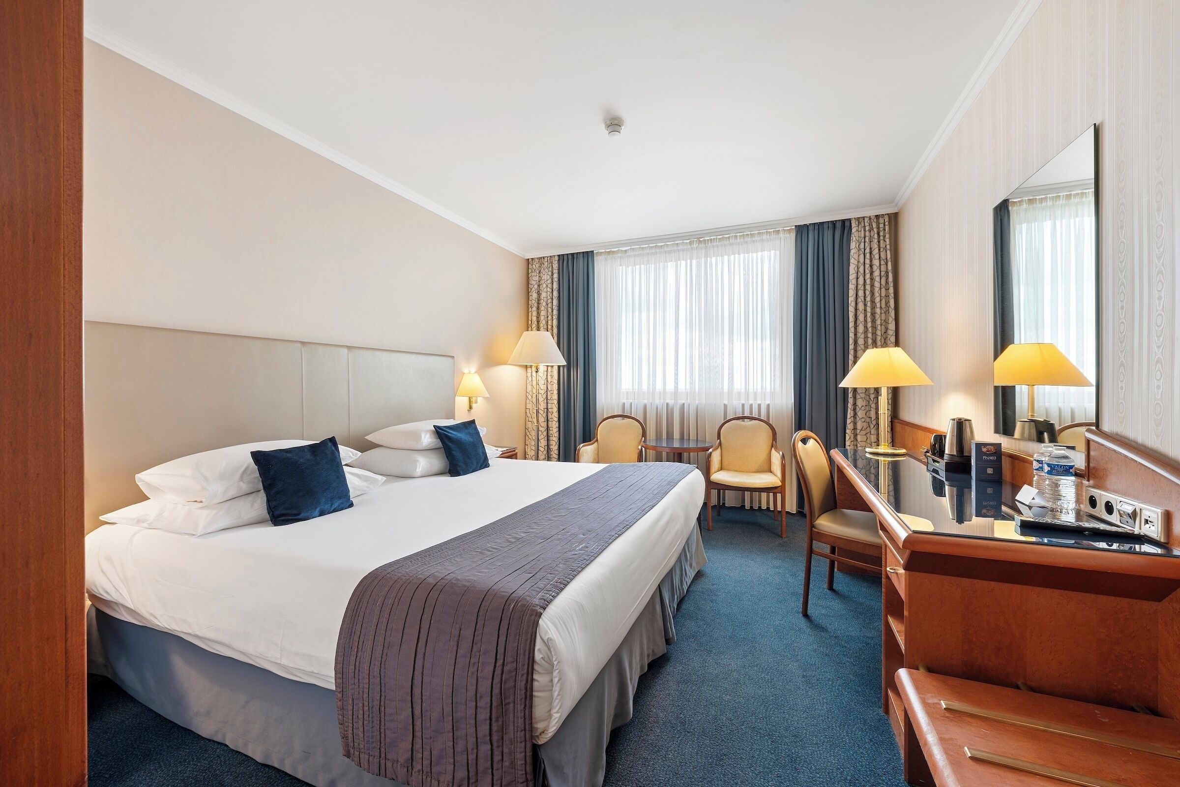 เครื่องนอนป้องกันสารก่อภูมิแพ้, ตู้นิรภัยในห้องพัก, โต๊ะทำงาน