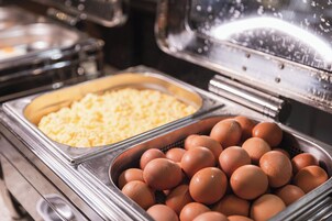 Café da manhã com buffet todos os dias (CZK 450 por pessoa) 