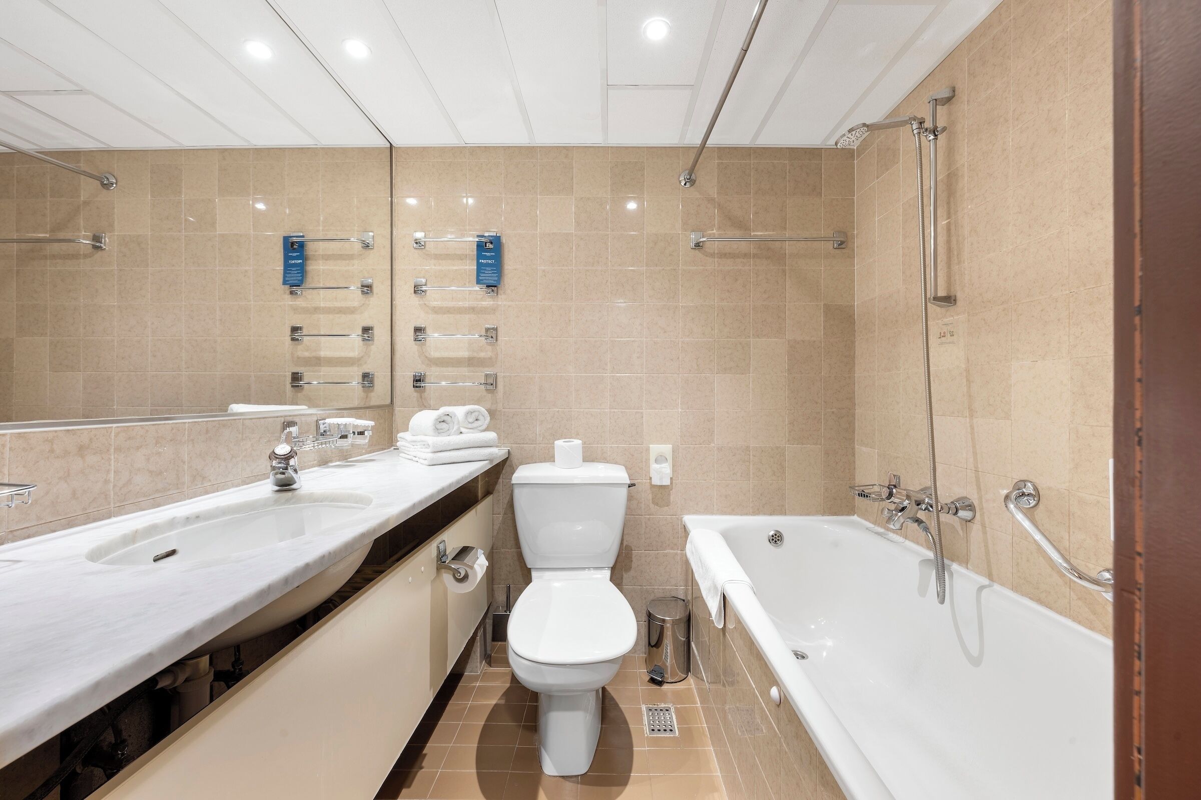 Un baño moderno con un lavamanos grande, inodoro y bañera.