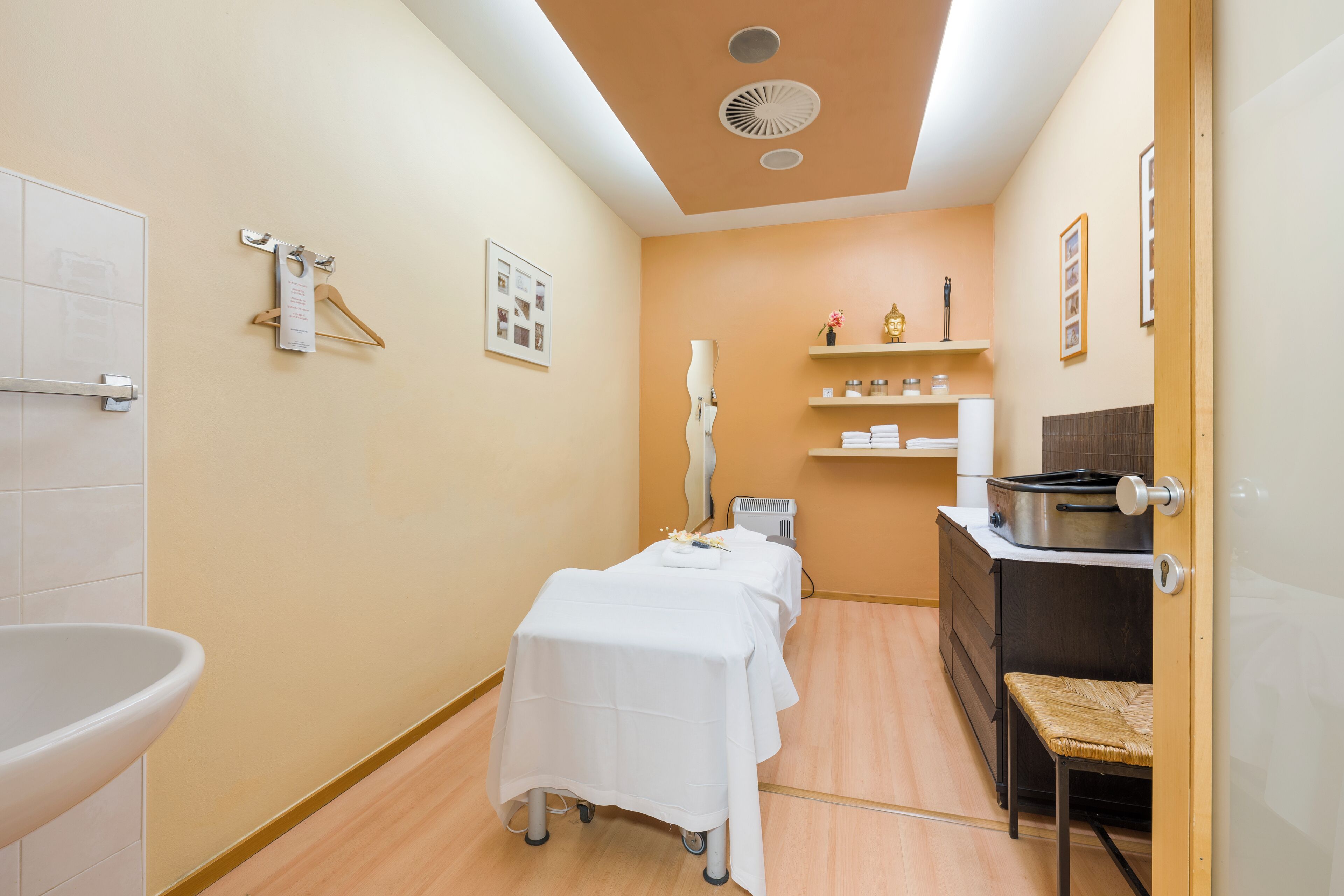 Een sauna, een bubbelbad, een stoombad, hotstone-massages