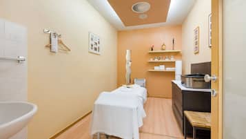 Een sauna, een bubbelbad, een stoombad, hotstone-massages