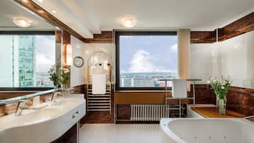 Suite (Panorama) | Bathroom | Combined shower/bathtub, free toiletries, hair dryer, towels