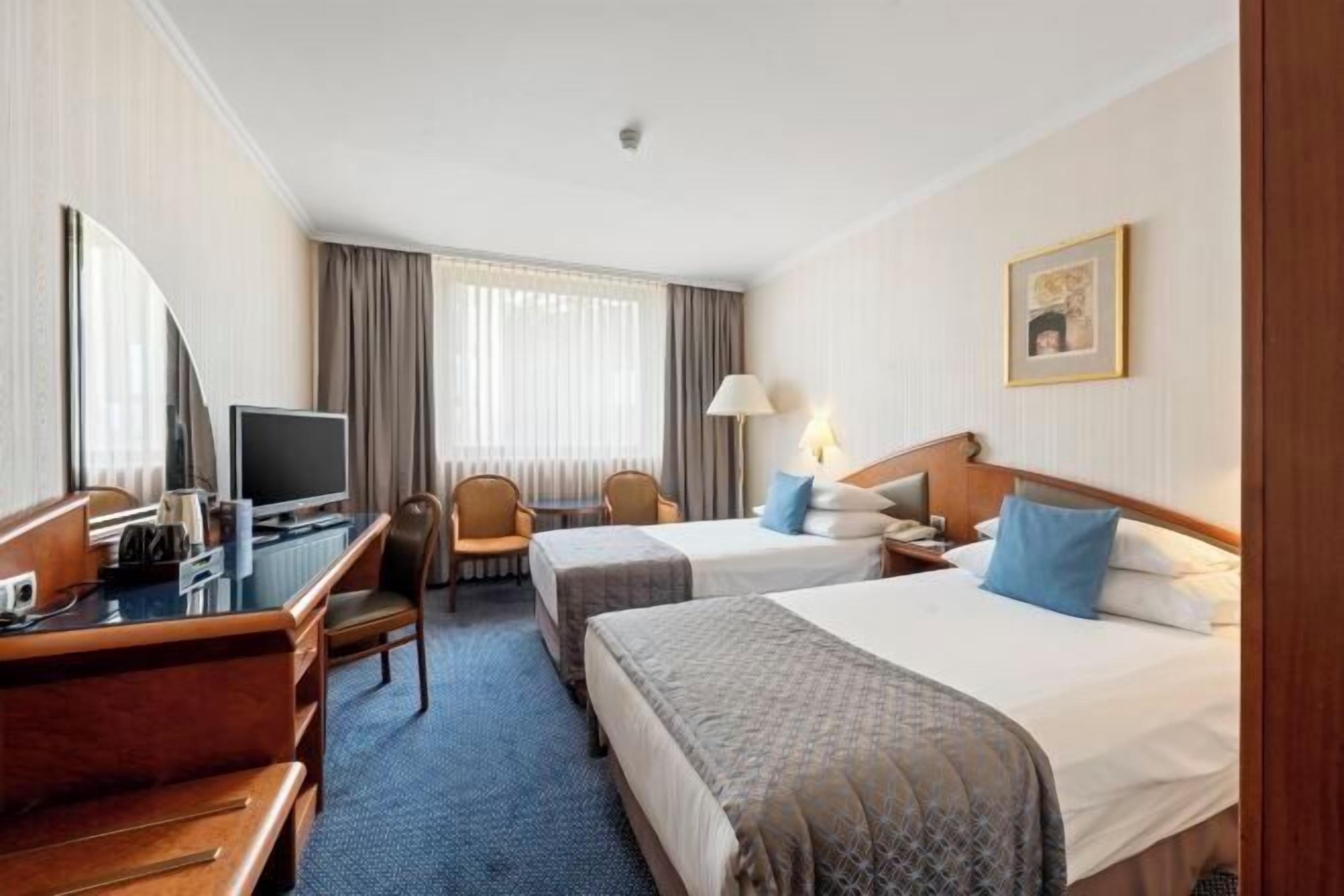 Literie hypoallergénique, coffres-forts dans les chambres, bureau