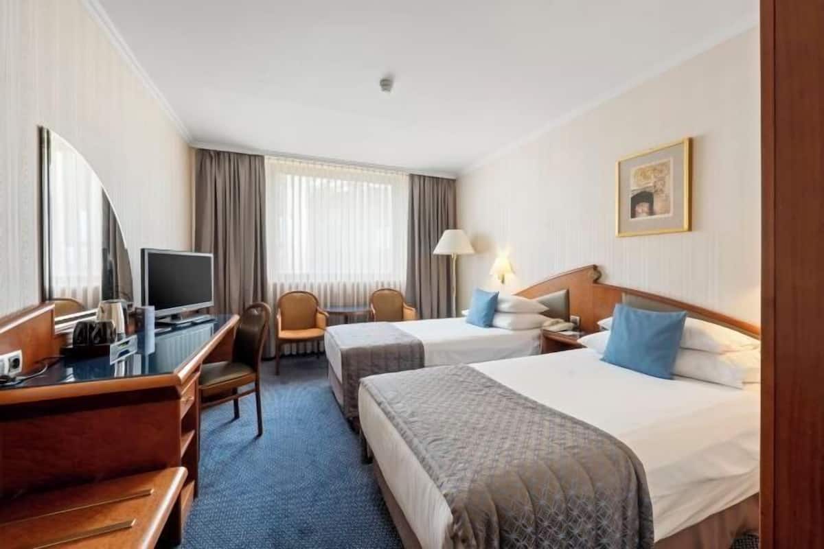 Literie hypoallergénique, coffres-forts dans les chambres, bureau