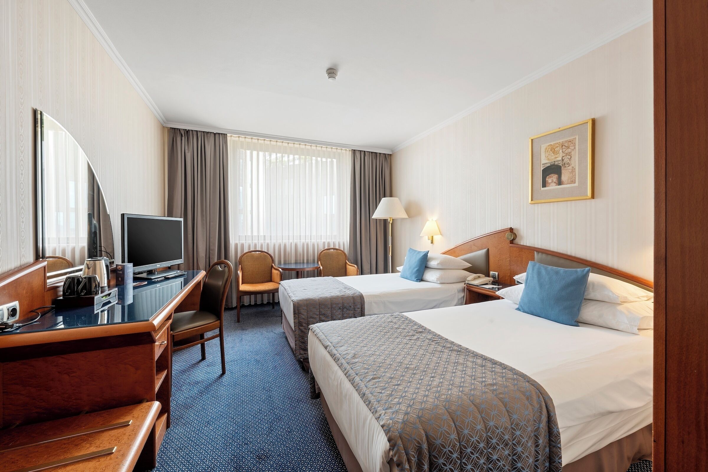 Habitación superior con 2 camas individuales | Ropa de cama hipoalergénica y caja de seguridad en la habitación 