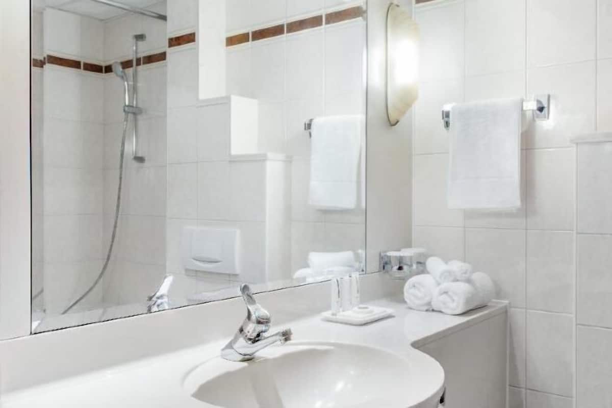 Bathroom | Combined shower/bathtub, free toiletries, hair dryer, towels
