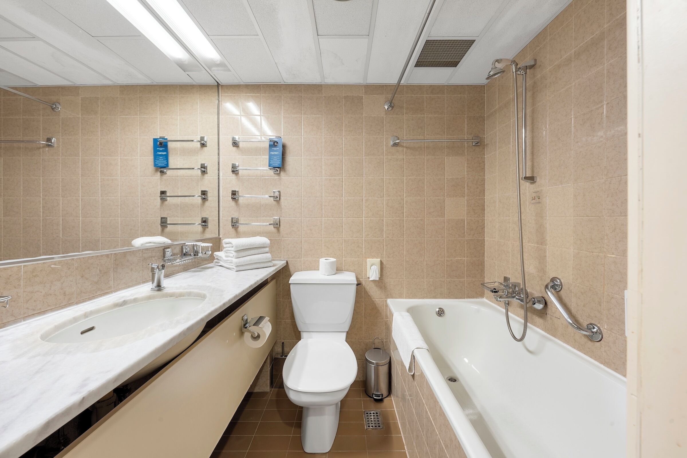 Une salle de bain moderne avec deux lavabos, des toilettes et une baignoire.
