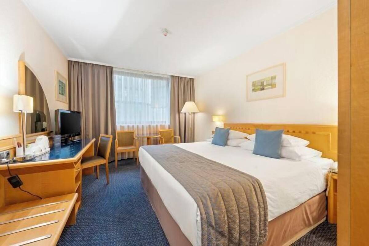 Literie hypoallergénique, coffres-forts dans les chambres, bureau