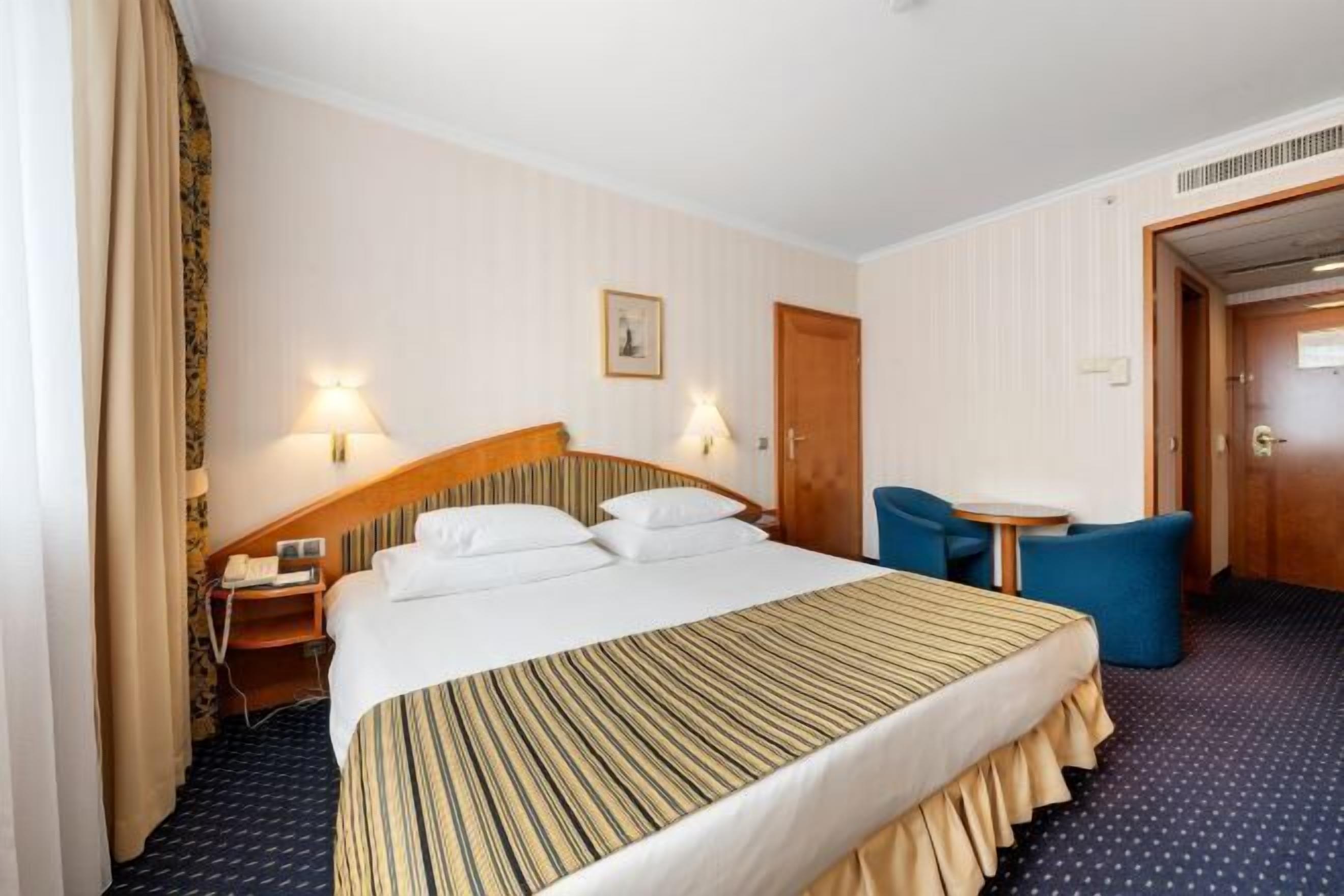 Literie hypoallergénique, coffres-forts dans les chambres, bureau