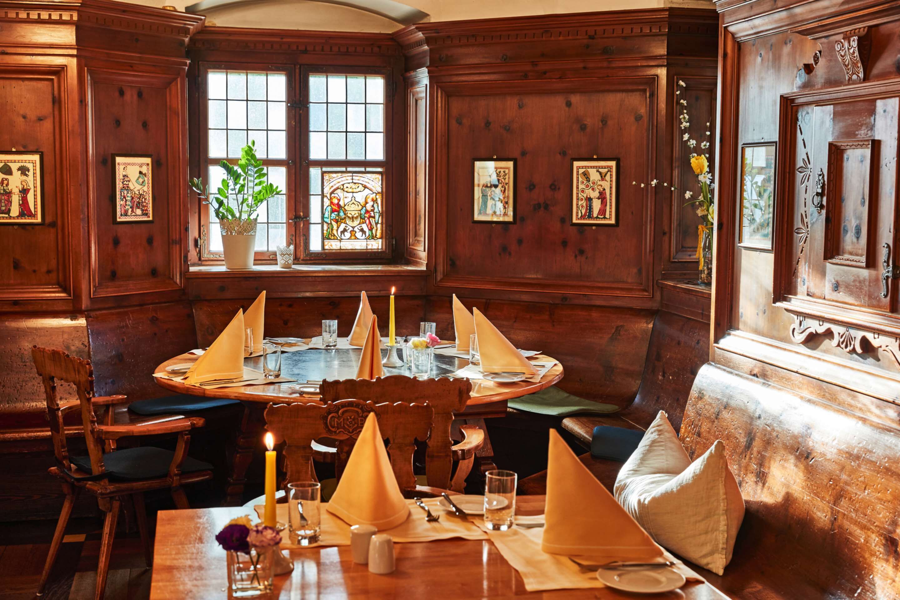 2 restaurants, breakfast, lunch, dinner served; international cuisine