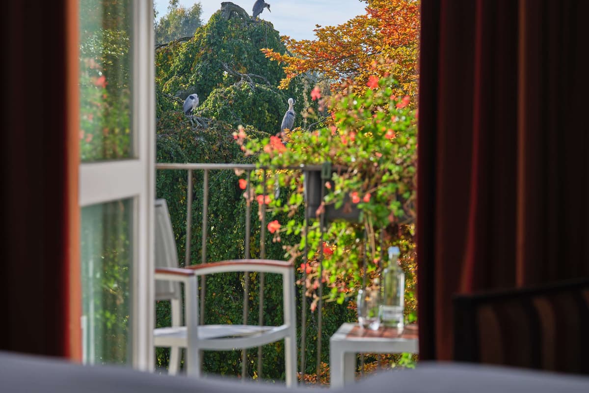 hypo-allergenic bedding, minibar, in-room safe, desk