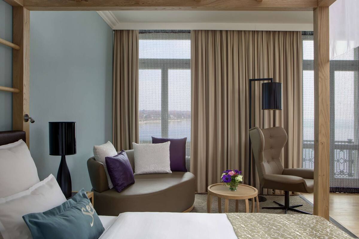 deluxe double room | hypo-allergenic bedding, minibar, in-room safe, desk