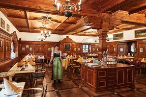 2 restaurants, breakfast, lunch, dinner served; international cuisine 