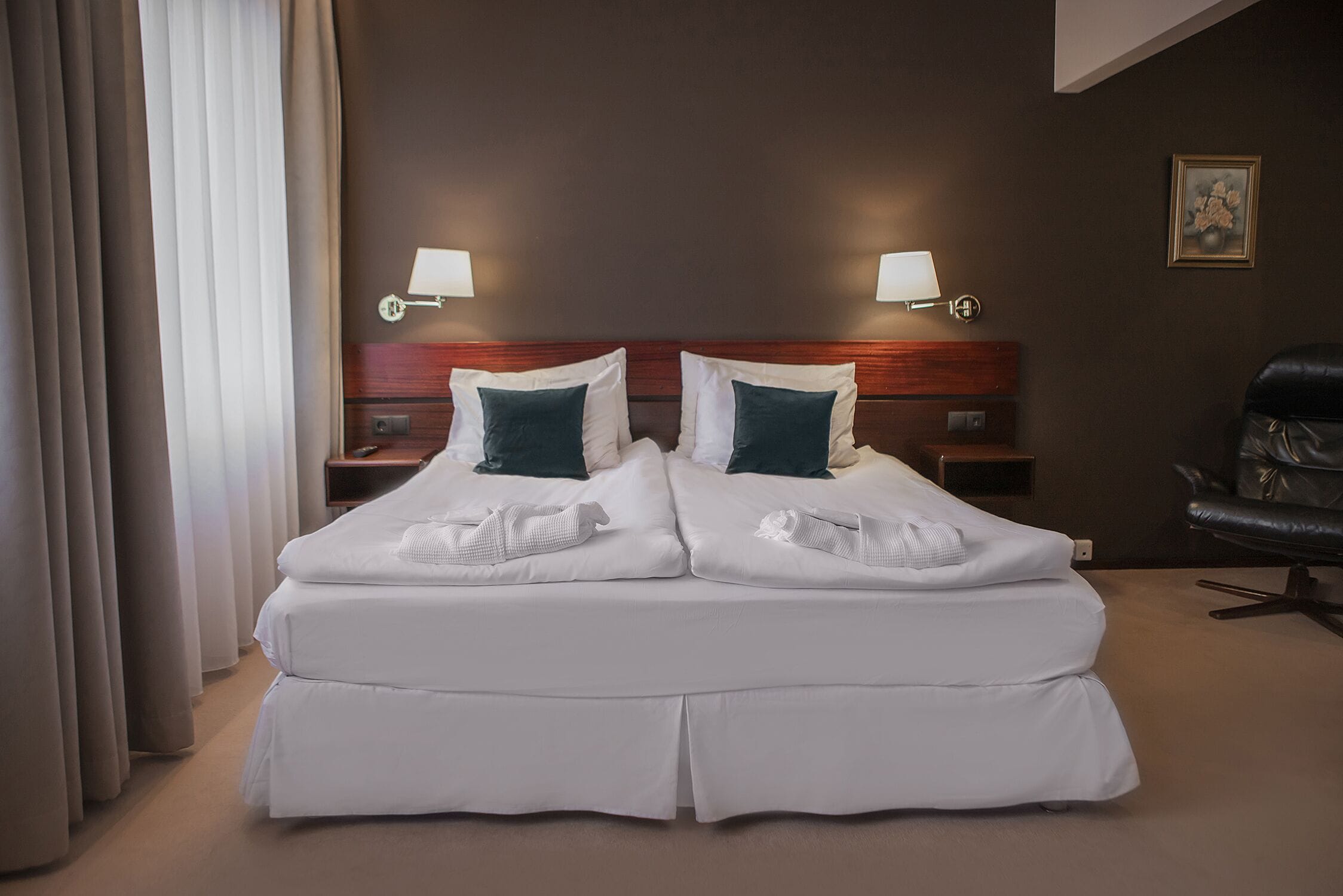 suite | 1 bedroom, hypo-allergenic bedding, individually decorated, desk