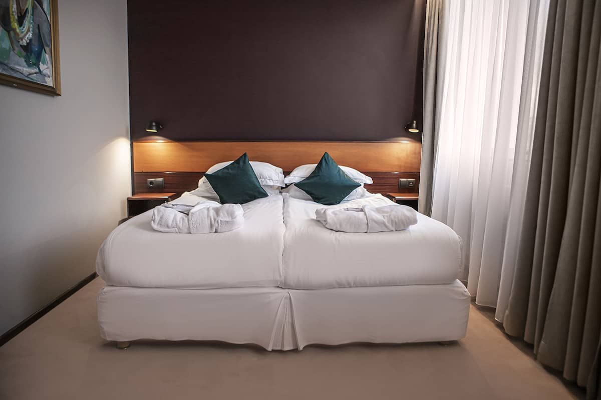 suite | 1 bedroom, hypo-allergenic bedding, individually decorated, desk