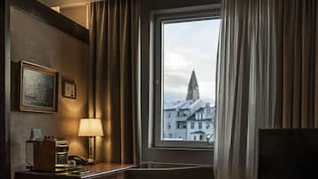 Suite | 1 bedroom, hypo-allergenic bedding, individually decorated, desk