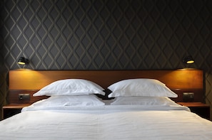 Junior Suite, Balcony | Hypo-allergenic bedding, individually decorated, desk, laptop workspace - Hotel Holt - The Art Hotel (Reykjavik)