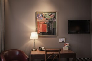 Eenpersoonskamer, balkon | Hypoallergeen beddengoed, een minibar, individueel gedecoreerd