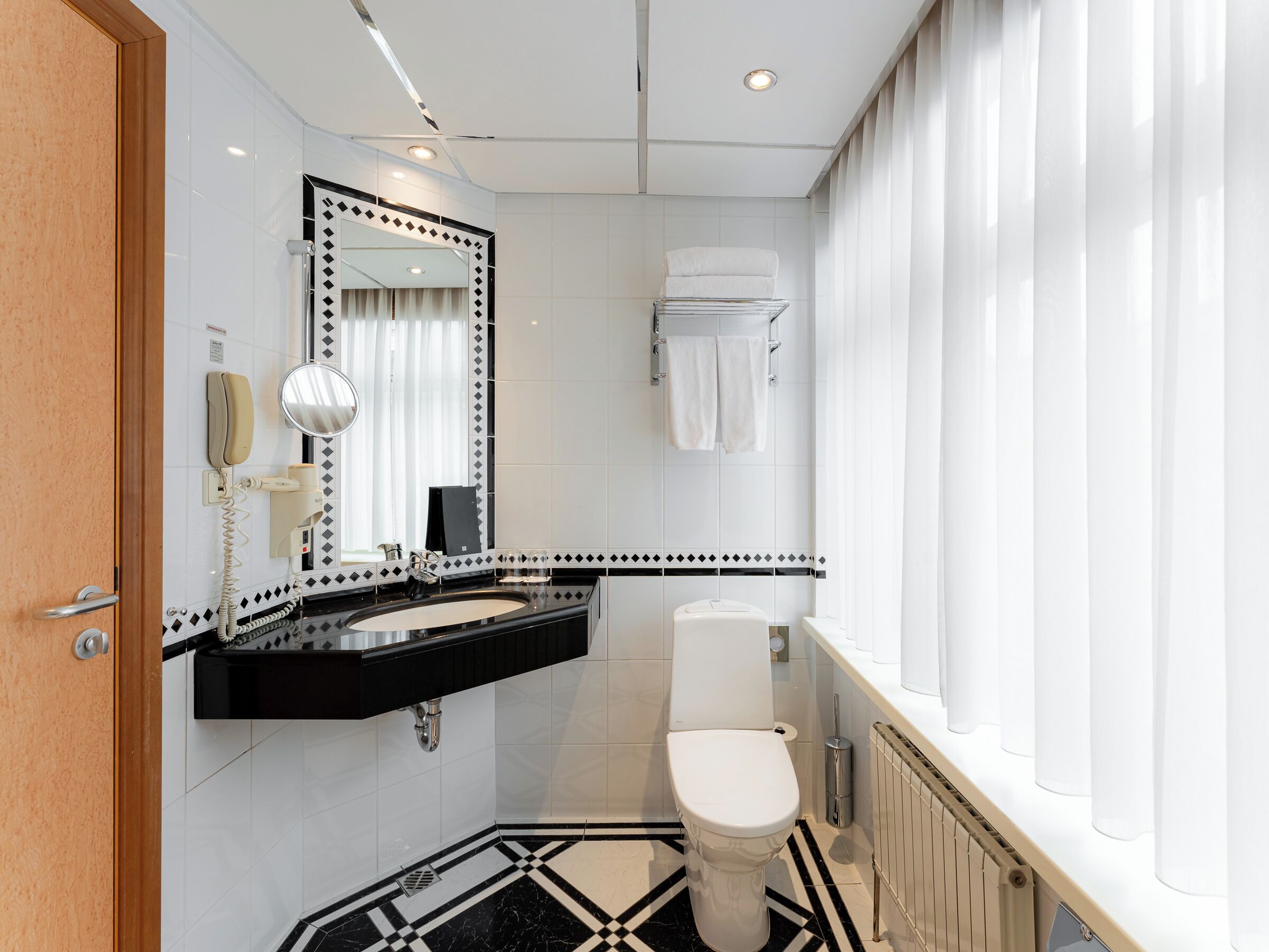 standard room | bathroom | combined shower/bathtub, free toiletries, hair dryer, slippers