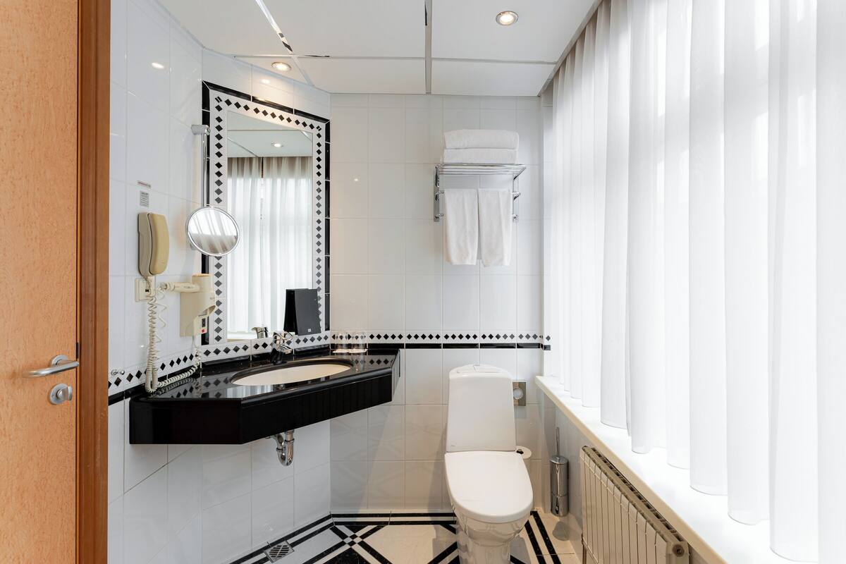 standard room | bathroom | combined shower/bathtub, free toiletries, hair dryer, slippers