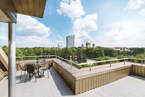 Minibar, värdeförvaringsskåp på rummet och skrivbord