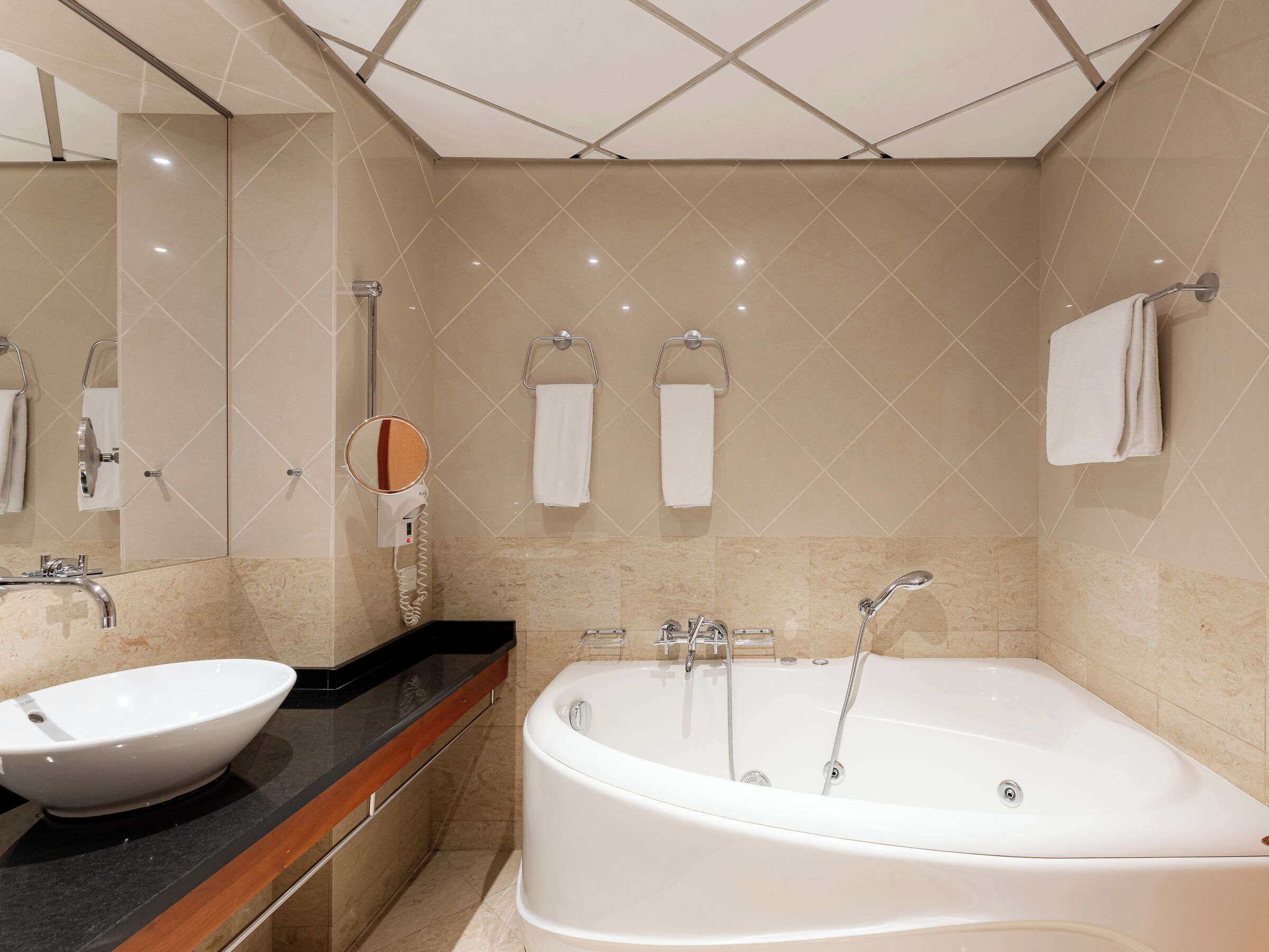 presidential suite, terrace | bathroom | combined shower/bathtub, free toiletries, hair dryer, slippers