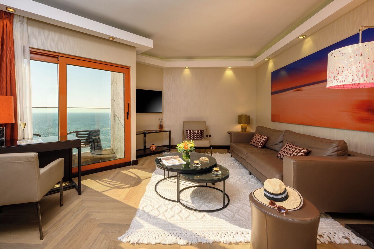Minibar, in-room safe, blackout drapes, soundproofing