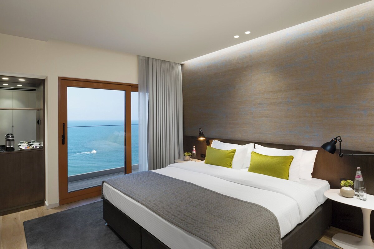 Panoramic Suite | Minibar, in-room safe, blackout drapes, soundproofing