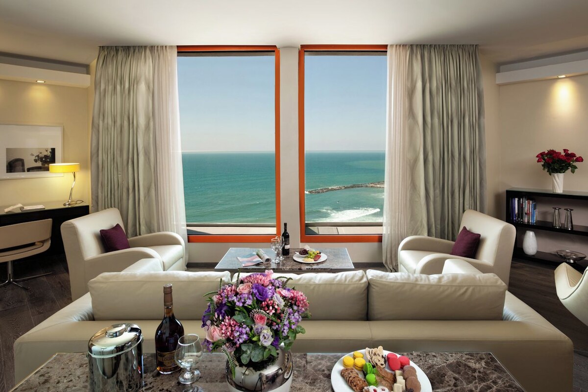 Royal Suite | Minibar, in-room safe, blackout drapes, soundproofing