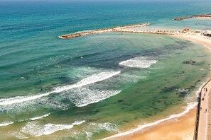 Ubicación cercana a la playa y toallas de playa