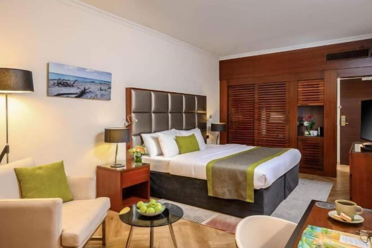 Minibar, in-room safe, blackout drapes, soundproofing