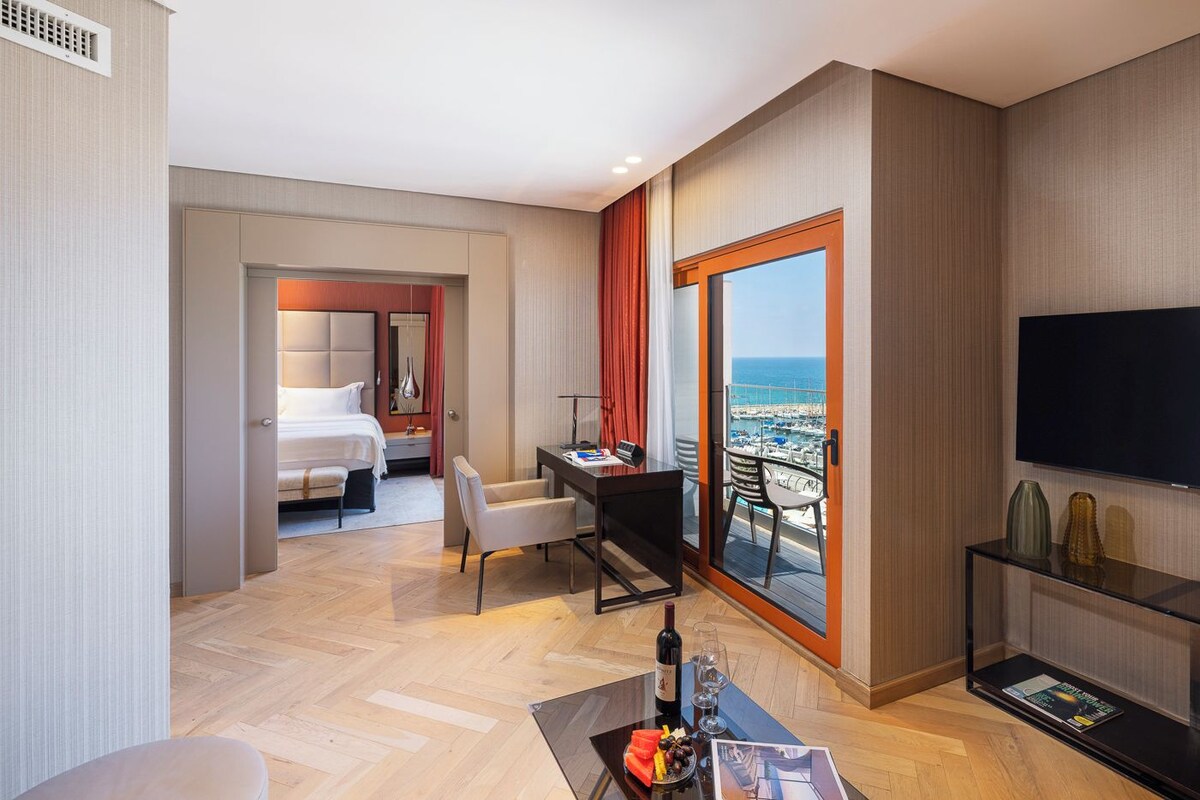 Standard Suite | Minibar, in-room safe, blackout drapes, soundproofing