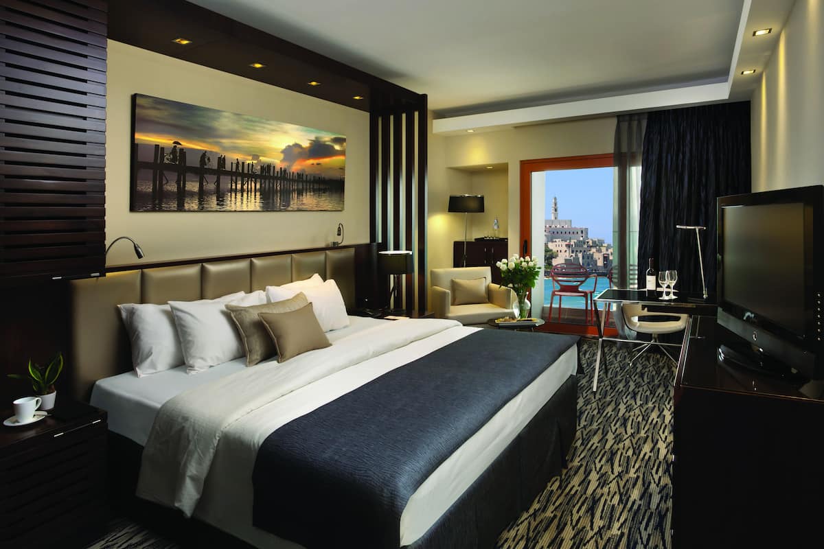 Royal Executive Room Partial Sea View | Minibar, in-room safe, blackout drapes, soundproofing