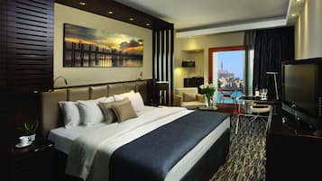 Royal Executive Room Partial Sea View | Minibar, coffres-forts dans les chambres, rideaux occultants