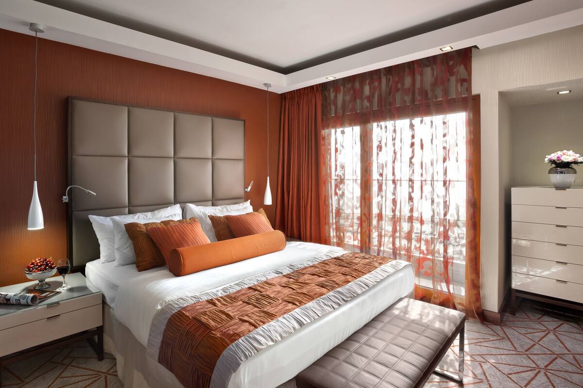 One Bedroom Suite with Sea View | Minibar, in-room safe, blackout drapes, soundproofing