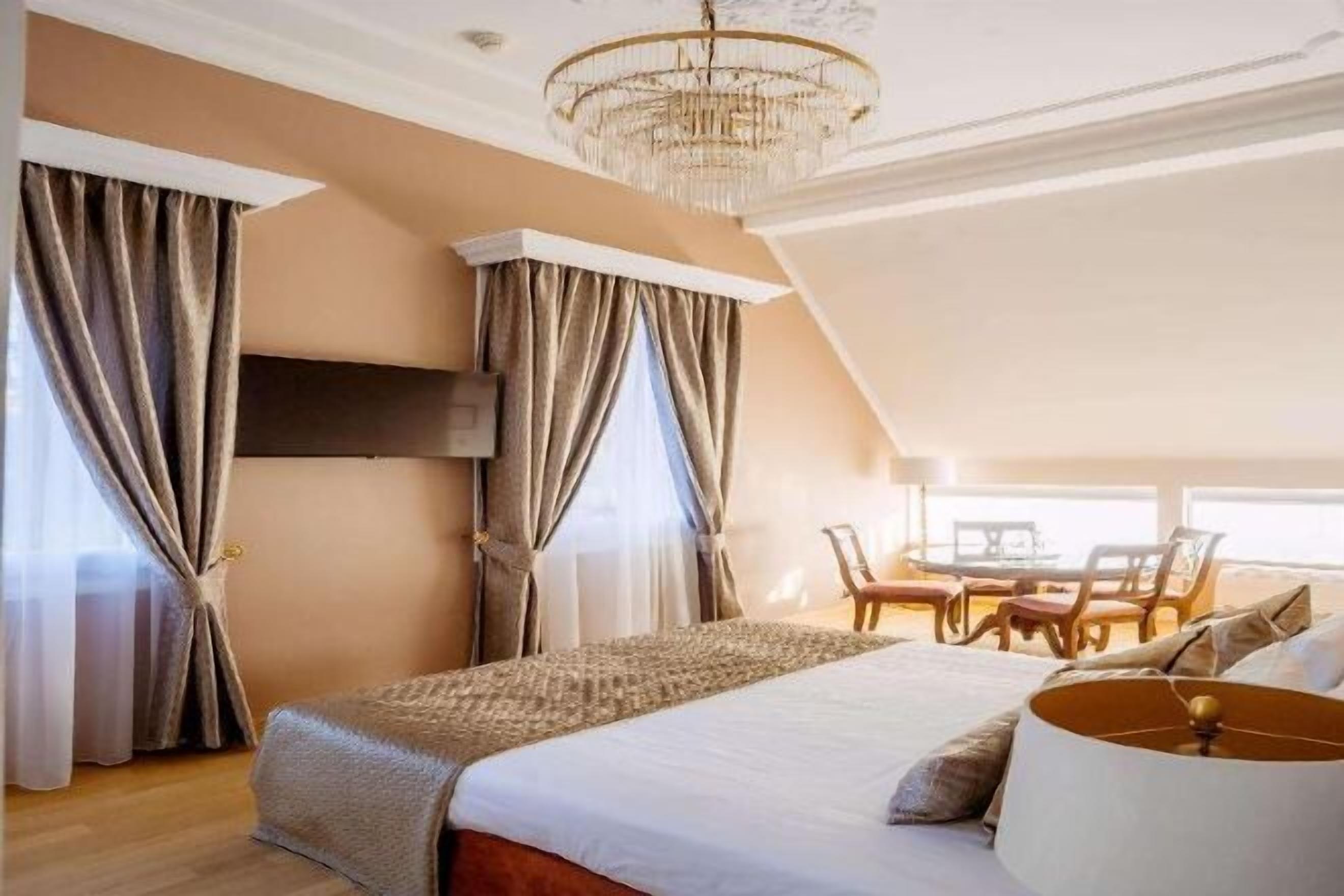 Een minibar, een kluis op de kamer, een bureau, gratis wifi