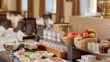 Daily continental breakfast (EUR 35 per person)