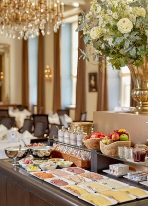 Petit déjeuner continental (35 EUR par personne)