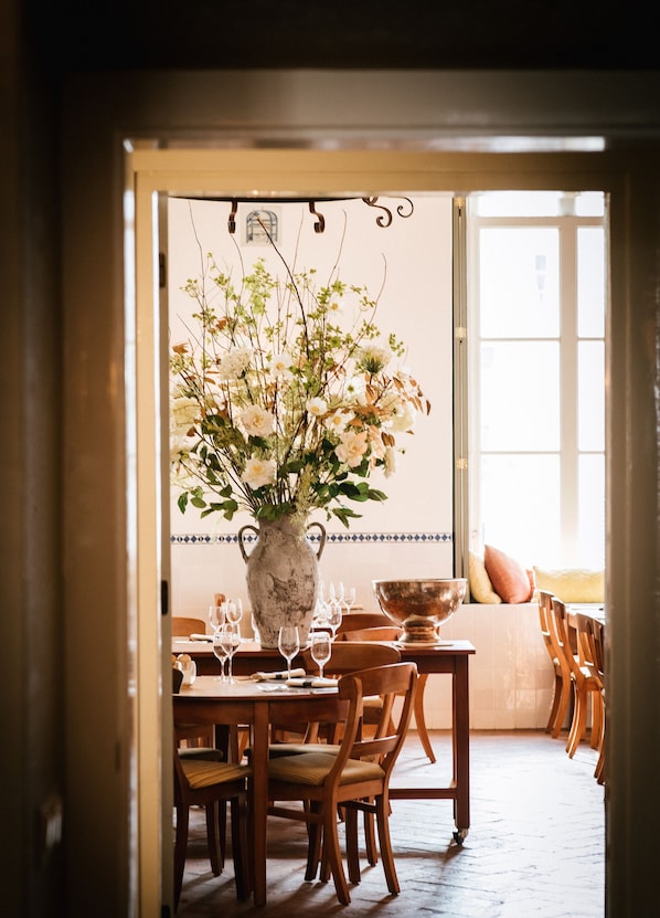 2 restaurants; lunch and dinner served