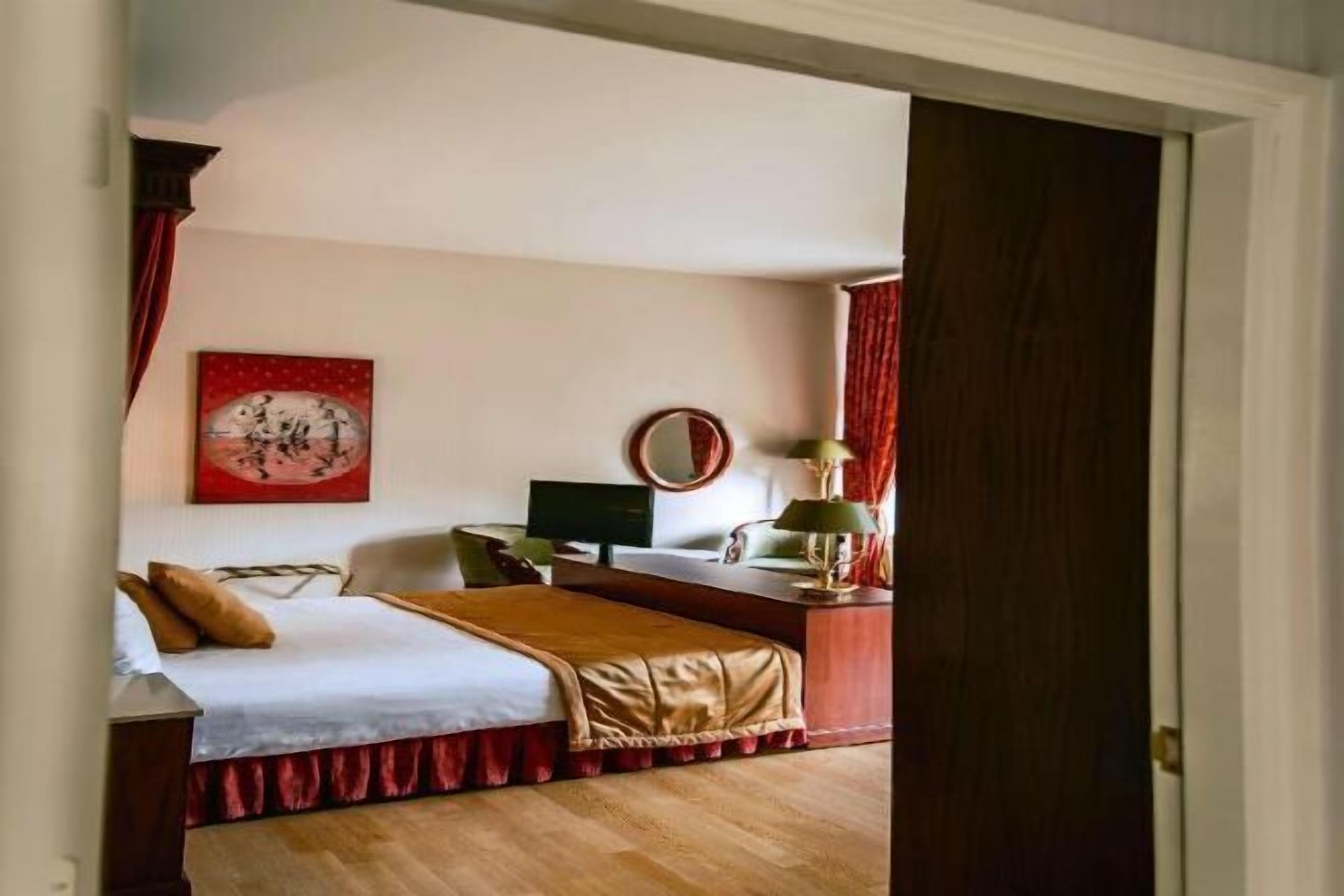Minibar, brankas, meja kerja, dan Wi-Fi gratis