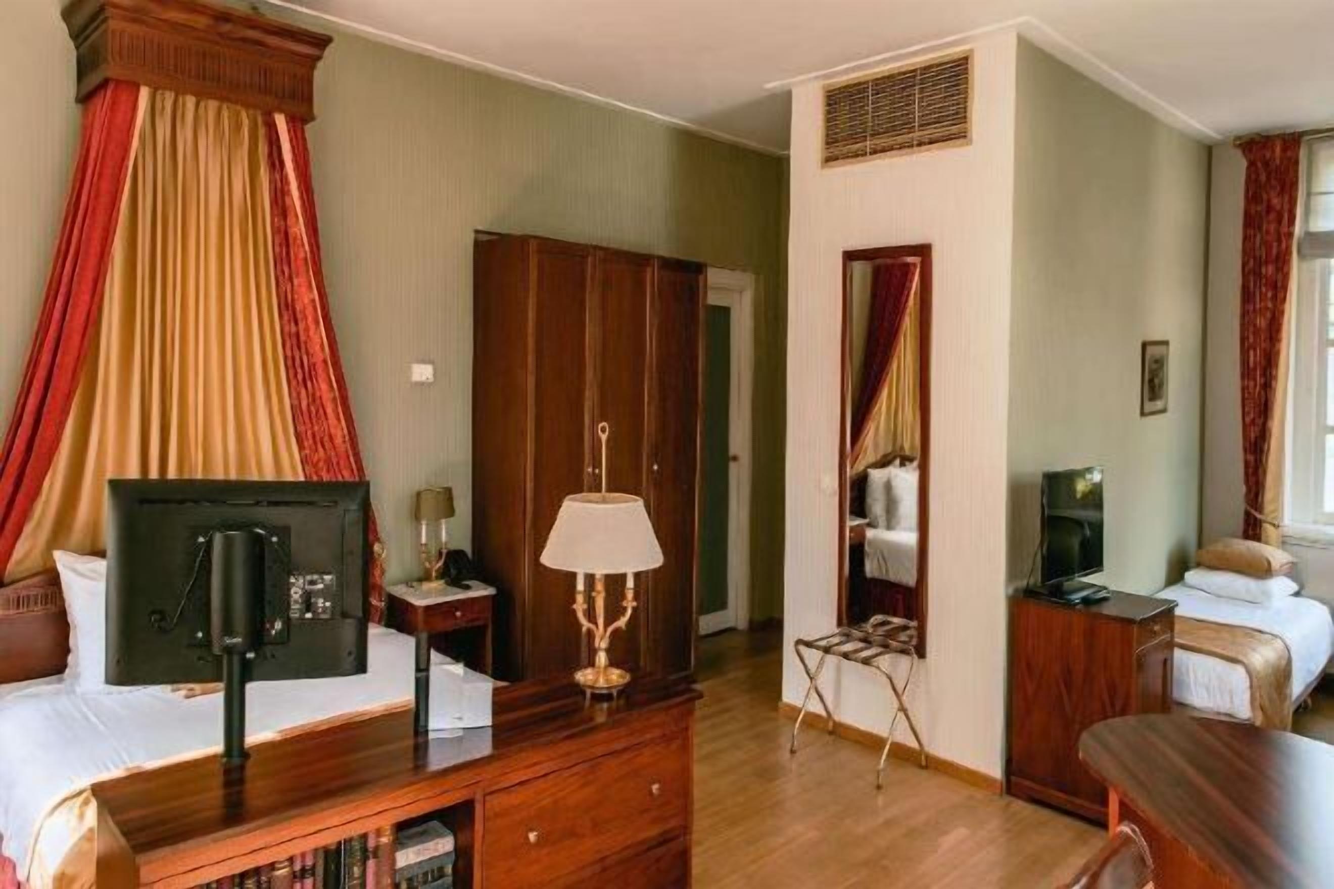 Een minibar, een kluis op de kamer, een bureau, gratis wifi