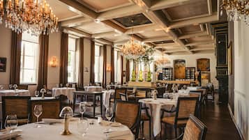 2 restaurants; ze serveren er lunch en diner