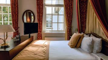 Executive Room, 1 Double Bed, Non Smoking (View) | Minibar, in-room safe, desk, free WiFi