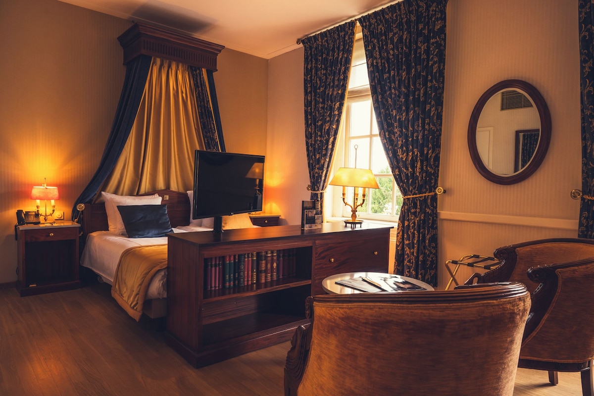 Executive Room, 2 Twin Beds, Non Smoking (View) | Minibar, in-room safe, desk, WiFi (free)
