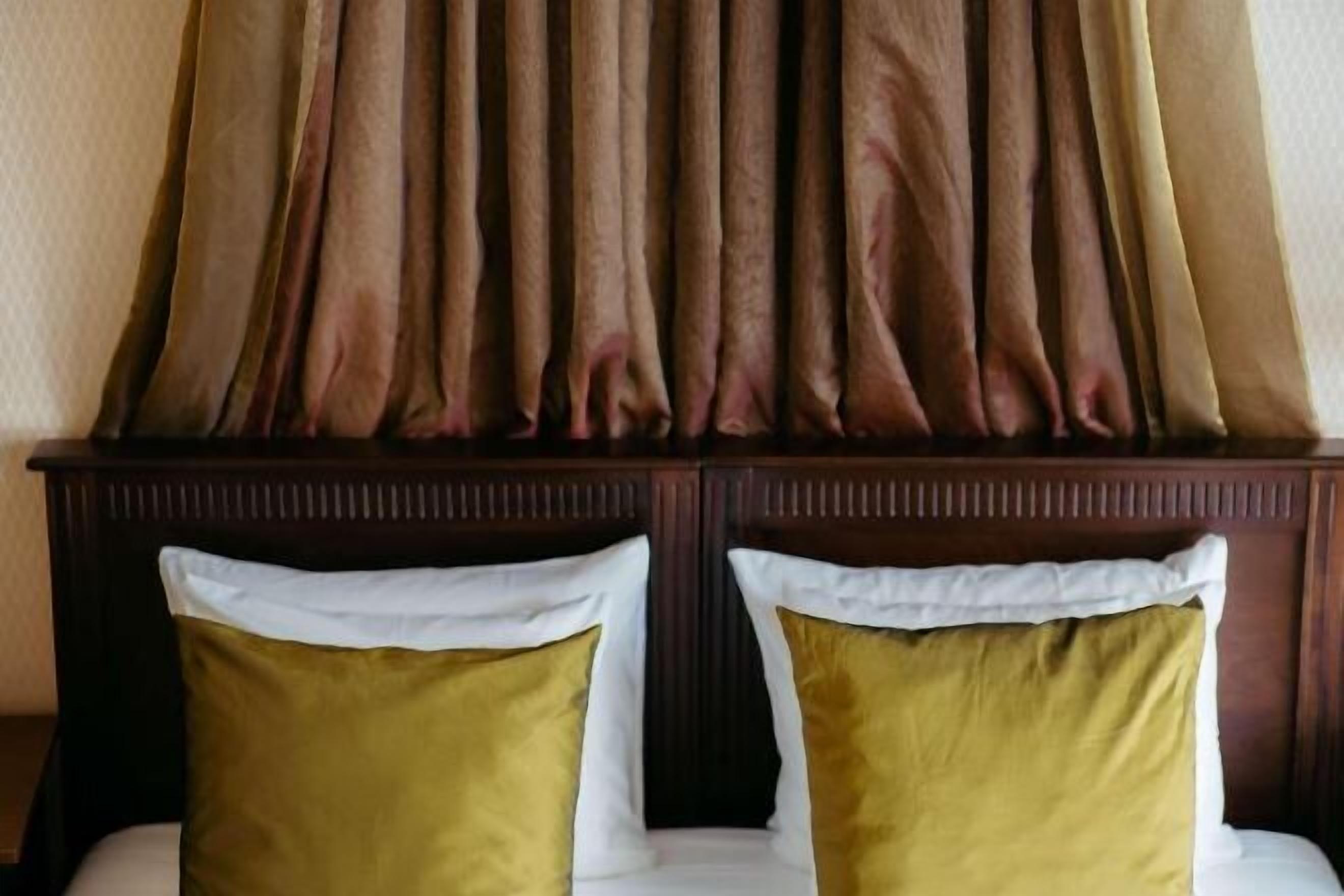 Een minibar, een kluis op de kamer, een bureau, gratis wifi